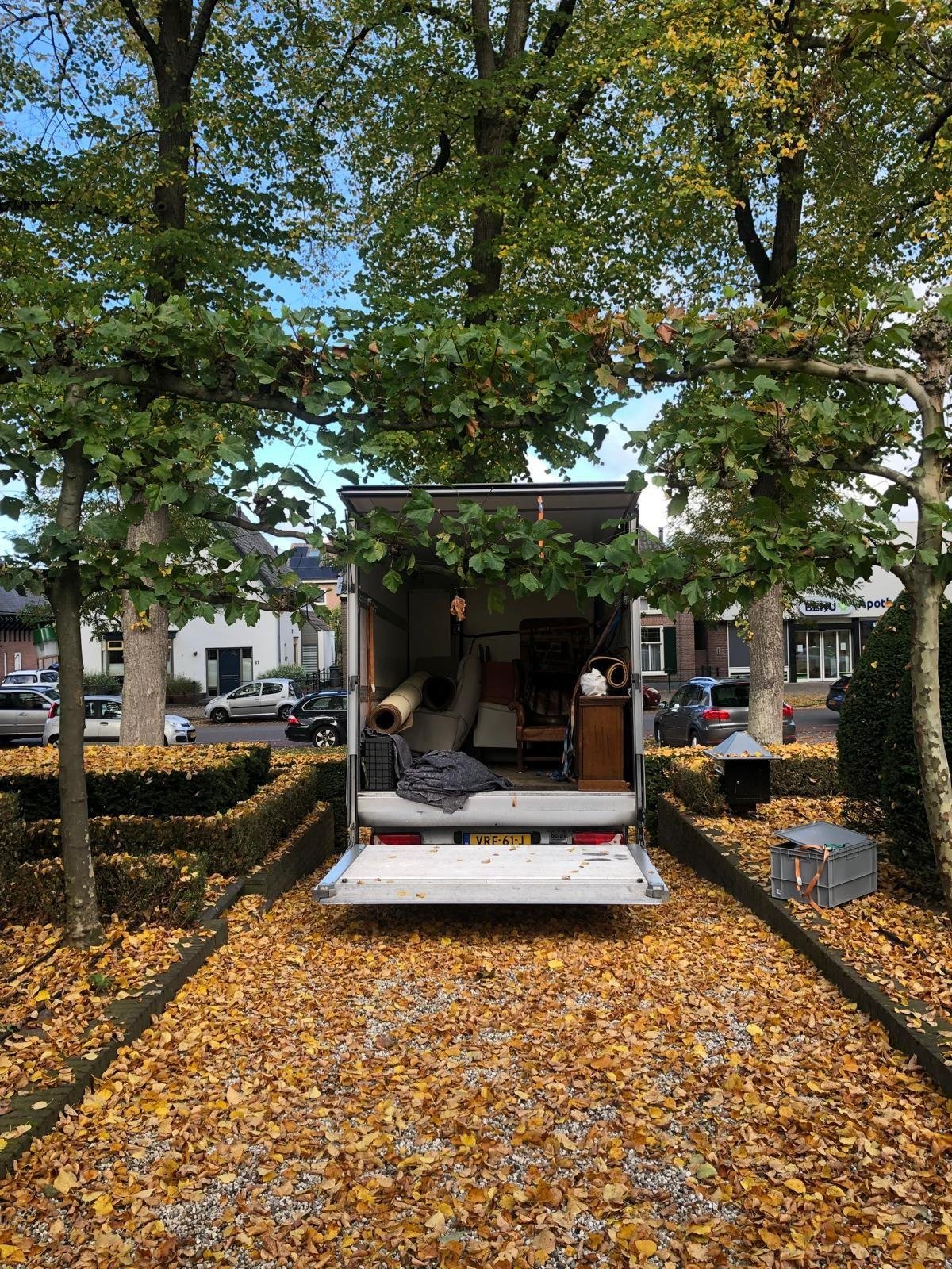 AllesOpWeg moving truck with the tail lift open during a move