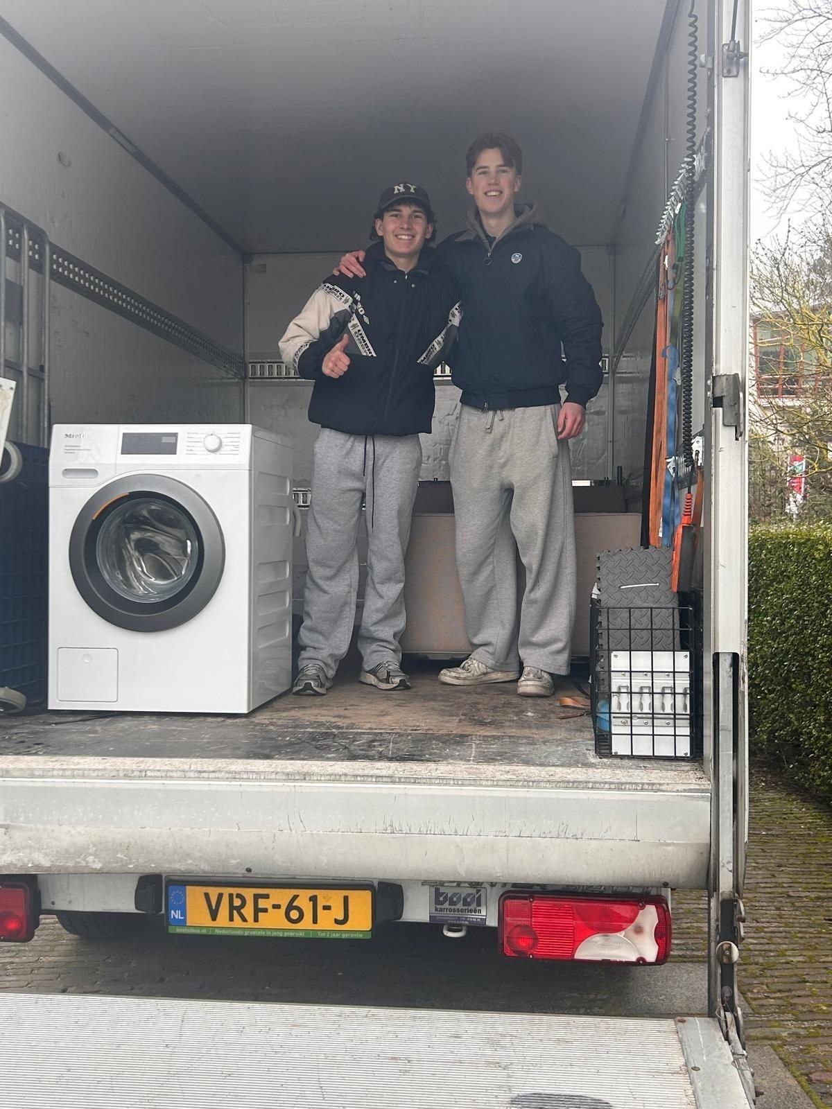 Boet and Jesse, the movers behind AllesOpWeg, in their truck